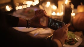 Muchacha fotografiada en una tabla festiva almacen de metraje de vídeo Muchacha fotografiada en una tabla festiva almacen de metraje de vídeo