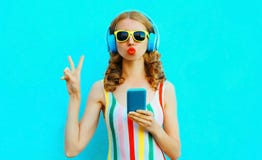 Muchacha fresca del retrato que sopla los labios rojos que envían el teléfono dulce de la tenencia del beso del aire que escucha fotos de archivo Muchacha fresca del retrato que sopla los labios rojos que envían el teléfono dulce de la tenencia del beso del aire que escucha fotos de archivo