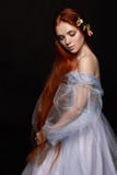 Muchacha hermosa atractiva del pelirrojo con el pelo largo en el algodón del vestido retro Retrato de la mujer en fondo negro Ojo imagen de archivo Muchacha hermosa atractiva del pelirrojo con el pelo largo en el algodón del vestido retro Retrato de la mujer en fondo negro Ojo imagen de archivo
