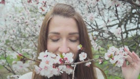 Muchacha hermosa cerca del ?rbol floreciente en primavera almacen de metraje de vídeo Muchacha hermosa cerca del ?rbol floreciente en primavera almacen de metraje de vídeo