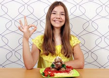 Muchacha hermosa con los espaguetis y albóndigas y mano aceptable s fotografía de archivo libre de regalías Muchacha hermosa con los espaguetis y albóndigas y mano aceptable s fotografía de archivo libre de regalías