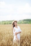 Muchacha hermosa del verano un campo de trigo, un vestido blanco, d?a soleado de A Vacaciones de verano, vacaciones y concepto mo fotos de archivo Muchacha hermosa del verano un campo de trigo, un vestido blanco, d?a soleado de A Vacaciones de verano, vacaciones y concepto mo fotos de archivo