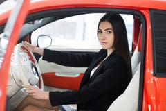 Muchacha hermosa dentro del coche imágenes de archivo libres de regalías Muchacha hermosa dentro del coche imágenes de archivo libres de regalías