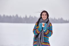 Muchacha hermosa en un suéter en un paseo del invierno con una taza de té Fotos de archivo Muchacha hermosa en un suéter en un paseo del invierno con una taza de té Fotos de archivo