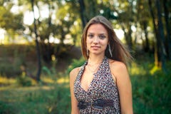 Muchacha hermosa en una luz sarafan con el pelo que se convierte en fondo del bosque La muchacha es colocación sonriente imagenes de archivo Muchacha hermosa en una luz sarafan con el pelo que se convierte en fondo del bosque La muchacha es colocación sonriente imagenes de archivo