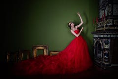Muchacha hermosa en vestido rojo largo y en corona real Fotos de archivo libres de regalías Muchacha hermosa en vestido rojo largo y en corona real Fotos de archivo libres de regalías