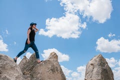 Muchacha hermosa joven del viaje encima de una colina en Cappadocia, Turquía Viaje, éxito, libertad, logro Ella va imagen de archivo Muchacha hermosa joven del viaje encima de una colina en Cappadocia, Turquía Viaje, éxito, libertad, logro Ella va imagen de archivo
