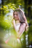 Muchacha hermosa joven en un vestido amarillo en el bosque Retrato de la mujer romántica en adolescente de moda imponente del bos Imagenes de archivo Muchacha hermosa joven en un vestido amarillo en el bosque Retrato de la mujer romántica en adolescente de moda imponente del bos Imagenes de archivo