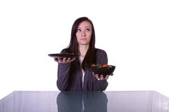Muchacha hermosa que decide qué comer Imágenes de archivo libres de regalías Muchacha hermosa que decide qué comer Imágenes de archivo libres de regalías
