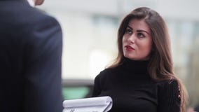 Muchacha hermosa que habla con un encargado de ventas metrajes Muchacha hermosa que habla con un encargado de ventas metrajes