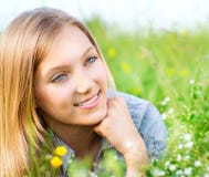 Muchacha hermosa que se relaja al aire libre imágenes de archivo libres de regalías Muchacha hermosa que se relaja al aire libre imágenes de archivo libres de regalías