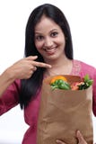 Muchacha india joven que sostiene el bolso de ultramarinos foto de archivo Muchacha india joven que sostiene el bolso de ultramarinos foto de archivo