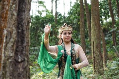 Muchacha indonesia que presenta para una danza del lengger fotografía de archivo Muchacha indonesia que presenta para una danza del lengger fotografía de archivo