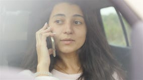 Muchacha joven y hermosa que habla en el teléfono en el coche Primer Cámara lenta almacen de metraje de vídeo Muchacha joven y hermosa que habla en el teléfono en el coche Primer Cámara lenta almacen de metraje de vídeo