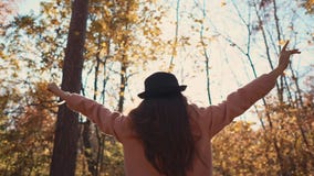 Muchacha libre en bosque que disfruta de día metrajes Muchacha libre en bosque que disfruta de día metrajes