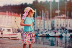 Muchacha linda del niño que camina en la costa costa en Piran, Eslovenia el vacaciones de verano Fotos de archivo Muchacha linda del niño que camina en la costa costa en Piran, Eslovenia el vacaciones de verano Fotos de archivo