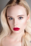 Muchacha modelo de la belleza con los labios rojos del maquillaje perfecto y los ojos azules que miran la cámara Retrato de la mu imagenes de archivo Muchacha modelo de la belleza con los labios rojos del maquillaje perfecto y los ojos azules que miran la cámara Retrato de la mu imagenes de archivo