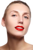 Muchacha modelo de la belleza con maquillaje perfecto aislada sobre blanco Acceso imagenes de archivo Muchacha modelo de la belleza con maquillaje perfecto aislada sobre blanco Acceso imagenes de archivo