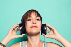 Muchacha moderna con los auriculares de la música imagenes de archivo Muchacha moderna con los auriculares de la música imagenes de archivo