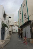 Muchacha que corre en la calle en Tetouan, ciudad en Marruecos/la África del Norte, construyendo por puesta del sol imagen de archivo libre de regalías Muchacha que corre en la calle en Tetouan, ciudad en Marruecos/la África del Norte, construyendo por puesta del sol imagen de archivo libre de regalías