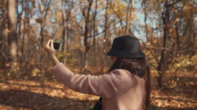 Muchacha que da une vuelta en bosque y tirar almacen de video Muchacha que da une vuelta en bosque y tirar almacen de video