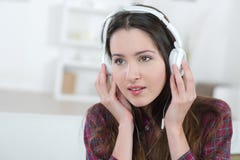Muchacha que escucha los auriculares fotos de archivo libres de regalías Muchacha que escucha los auriculares fotos de archivo libres de regalías