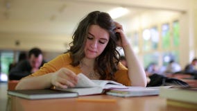 Muchacha que estudia en biblioteca metrajes Muchacha que estudia en biblioteca metrajes