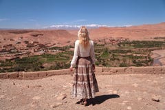Muchacha que mira el horizonte con las altas montañas de atlas fotografía de archivo Muchacha que mira el horizonte con las altas montañas de atlas fotografía de archivo
