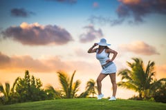 Muchacha que presenta en la corte del golf en el centro turístico tropical Punta Cana imagenes de archivo Muchacha que presenta en la corte del golf en el centro turístico tropical Punta Cana imagenes de archivo