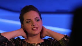 Muchacha que presenta para una foto Muchacha que presenta para una foto