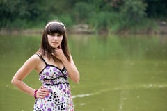 Muchacha que se coloca y que presenta cerca del río Foto de archivo libre de regalías Muchacha que se coloca y que presenta cerca del río Foto de archivo libre de regalías