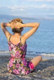 Muchacha que se relaja con la visión en el mar imagenes de archivo Muchacha que se relaja con la visión en el mar imagenes de archivo