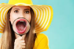 Muchacha que sostiene la lupa de la lupa Foto de archivo libre de regalías Muchacha que sostiene la lupa de la lupa Foto de archivo libre de regalías
