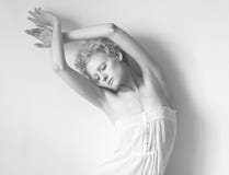 Muchacha rizada blanda joven Fotografía blanco y negro imagenes de archivo Muchacha rizada blanda joven Fotografía blanco y negro imagenes de archivo