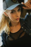 Muchacha rubia en una gorra de béisbol Primer Imagenes de archivo Muchacha rubia en una gorra de béisbol Primer Imagenes de archivo
