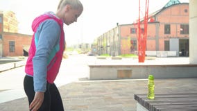 Muchacha rubia joven, atractiva y deportiva que hace los ejercicios del calentamiento al aire libre Atención sanitaria y forma de Muchacha rubia joven, atractiva y deportiva que hace los ejercicios del calentamiento al aire libre Atención sanitaria y forma de