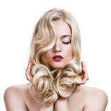 Muchacha rubia. Pelo rizado largo sano. fotografía de archivo Muchacha rubia. Pelo rizado largo sano. fotografía de archivo
