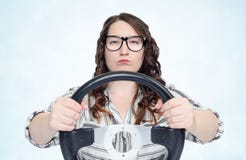 Muchacha seria en vidrios con el volante del coche, concepto auto Fotografía de archivo libre de regalías Muchacha seria en vidrios con el volante del coche, concepto auto Fotografía de archivo libre de regalías