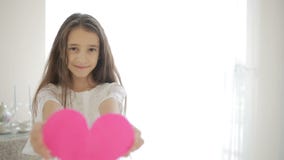 Muchacha sonriente feliz que muestra el corazón rojo Día del `s de la tarjeta del día de San Valentín almacen de metraje de vídeo Muchacha sonriente feliz que muestra el corazón rojo Día del `s de la tarjeta del día de San Valentín almacen de metraje de vídeo