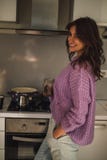 Muchacha sonriente que hace el café en la cocina foto de archivo libre de regalías Muchacha sonriente que hace el café en la cocina foto de archivo libre de regalías