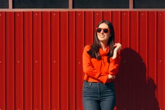 Muchacha urbana que lleva las gafas de sol frescas al aire libre fotografía de archivo libre de regalías Muchacha urbana que lleva las gafas de sol frescas al aire libre fotografía de archivo libre de regalías