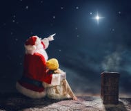 Muchacha y Santa Claus que se sientan en el tejado fotos de archivo Muchacha y Santa Claus que se sientan en el tejado fotos de archivo
