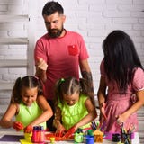 Muchachas que dibujan con la madre y el padre Niñez y el parenting felices Imaginación, concepto de la creatividad Pintura de fin fotografía de archivo libre de regalías Muchachas que dibujan con la madre y el padre Niñez y el parenting felices Imaginación, concepto de la creatividad Pintura de fin fotografía de archivo libre de regalías