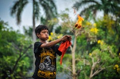 Muchacho del fuego-swallower en Jakarta, Indonesia fotografía de archivo libre de regalías Muchacho del fuego-swallower en Jakarta, Indonesia fotografía de archivo libre de regalías