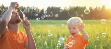 Muchacho rubio del niño lindo que juega con las burbujas de jabón en campo del verano Concepto feliz del verano del niño Imagen a Fotografía de archivo Muchacho rubio del niño lindo que juega con las burbujas de jabón en campo del verano Concepto feliz del verano del niño Imagen a Fotografía de archivo