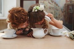Muchacho y muchacha que tienen la fiesta del té en café Foto de archivo libre de regalías Muchacho y muchacha que tienen la fiesta del té en café Foto de archivo libre de regalías