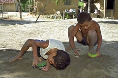 Muchachos brasileños que juegan en casa con los camiones del juguete fotografía de archivo Muchachos brasileños que juegan en casa con los camiones del juguete fotografía de archivo