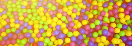 Muchas bolas plásticas coloridas en un kids& x27; ballpit en un patio fotografía de archivo libre de regalías Muchas bolas plásticas coloridas en un kids& x27; ballpit en un patio fotografía de archivo libre de regalías