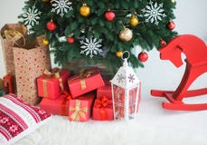 Muchas cajas envueltas en papel festivo rojo bajo ramas del pino fotografía de archivo libre de regalías Muchas cajas envueltas en papel festivo rojo bajo ramas del pino fotografía de archivo libre de regalías