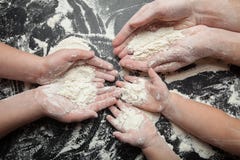 Muchas manos con puñados de harina, de familia que cocina la pasta, de pan y de galletas festivas imagen de archivo libre de regalías Muchas manos con puñados de harina, de familia que cocina la pasta, de pan y de galletas festivas imagen de archivo libre de regalías
